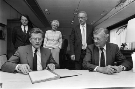 Minister Van Dijk (l) nam na zware hartoperatie portefeuille BiZa weer over van , Bestanddeelnr 933-9723