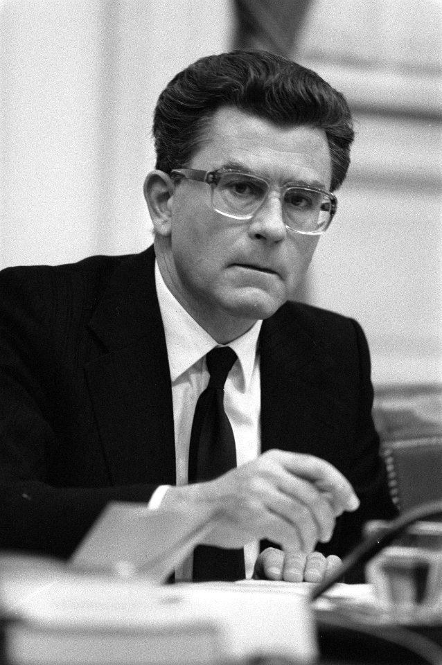 Minister Van Dijk tijdens de behandeling, Bestanddeelnr 931-8383