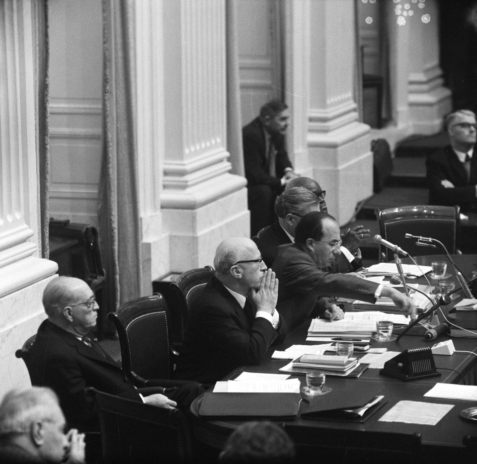 Minister van Justitie Samkalden (tweede van links) achter de regeringstafel en r, Bestanddeelnr 918-4326