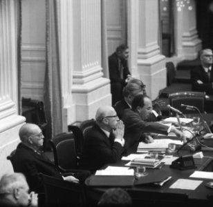 Minister van Justitie Samkalden (tweede van links) achter de regeringstafel en r, Bestanddeelnr 918-4326