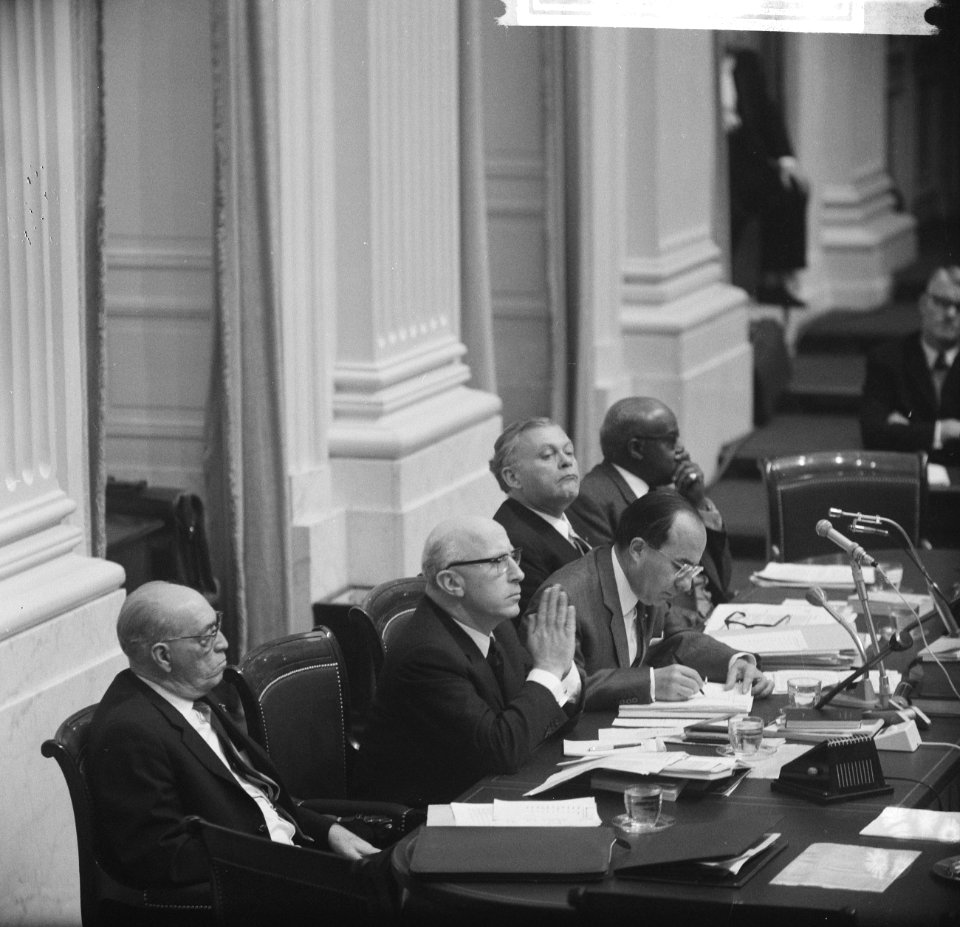 Minister van Justitie Samkalden (tweede van links) achter de regeringstafel en v, Bestanddeelnr 918-4325