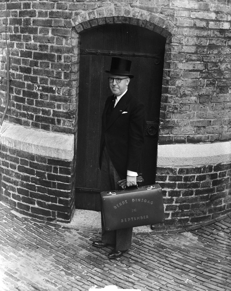 Minister van Financiën, P. Lieftinck, met het koffertje met de miljoenennota tij, Bestanddeelnr 904-1951