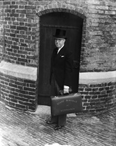 Minister van Financiën, P. Lieftinck, met het koffertje met de miljoenennota tij, Bestanddeelnr 904-1951