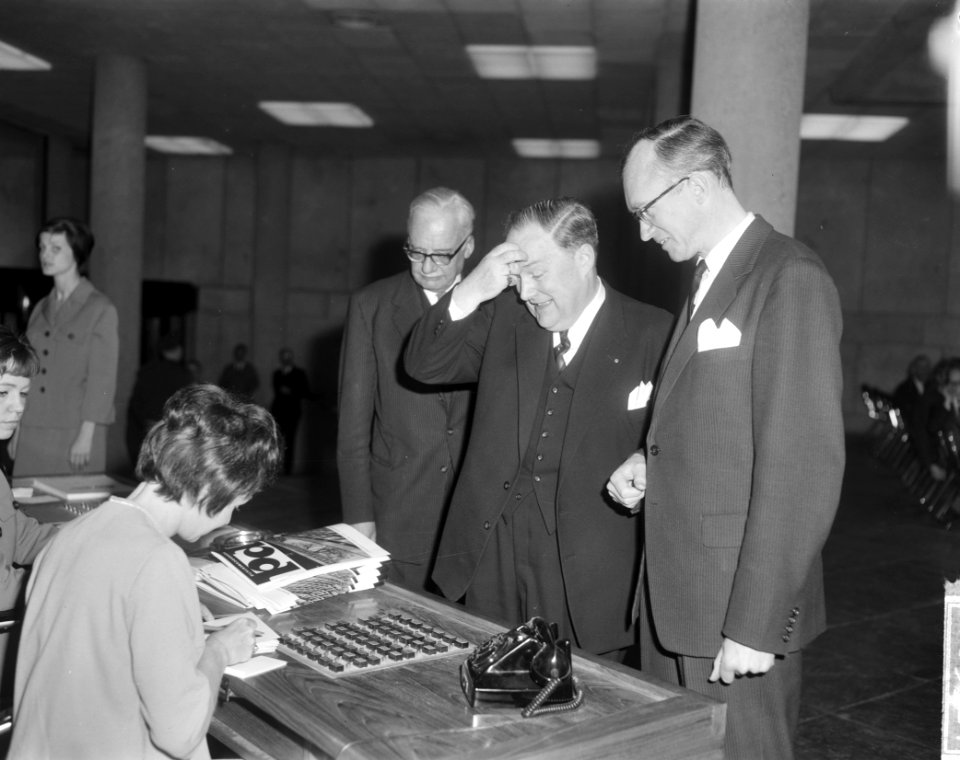 Minister van Financien prof mr H J Witteveen nieuwe kantoor van de spaarbank, Bestanddeelnr 916-3421