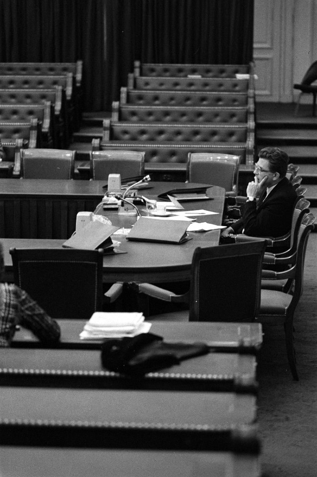 Minister Van Dijk in vrijwel lege Kamer tijdens de behandeling, Bestanddeelnr 931-8382