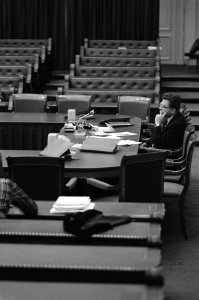 Minister Van Dijk in vrijwel lege Kamer tijdens de behandeling, Bestanddeelnr 931-8382