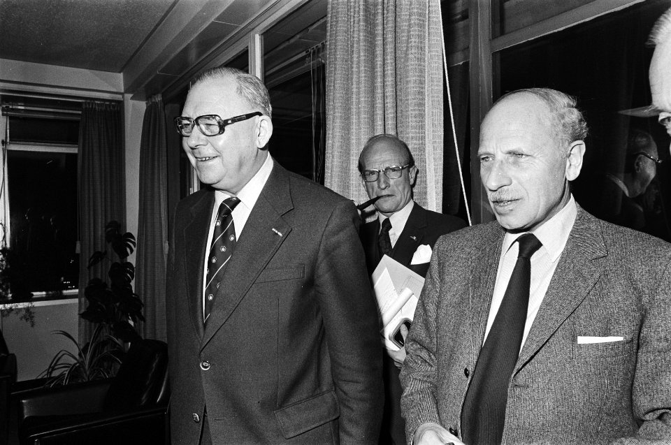Minister Van Doorn heeft gesprek met voorzitter KNVB heer Meuleman Meuleman (l), Bestanddeelnr 928-9195