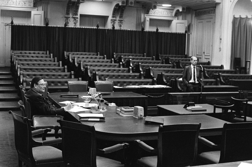 Minister Van Aardenne (Economische Zaken) in een vrijwel lege Kamer, rechts VVD-, Bestanddeelnr 932-7370