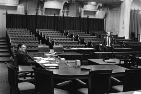 Minister Van Aardenne (Economische Zaken) in een vrijwel lege Kamer, rechts VVD-, Bestanddeelnr 932-7370