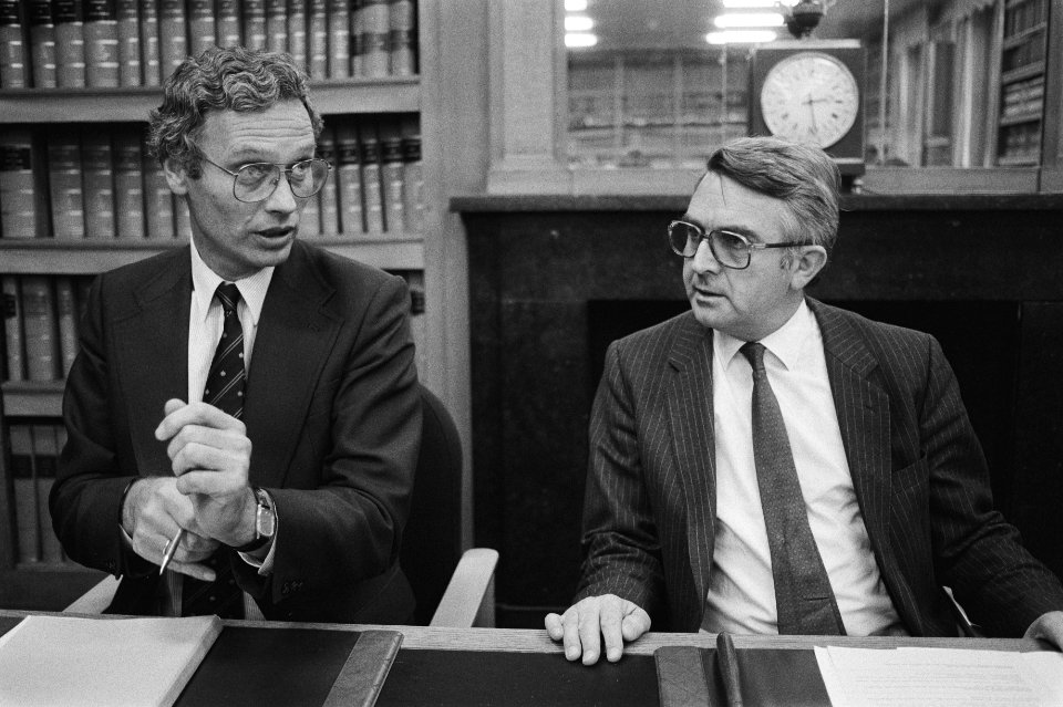 Minister Van den Broek (Buitenlandse Zaken) (l) en dhr. J. N. Scholten, Bestanddeelnr 932-7539