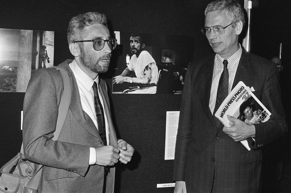 Minister Van den Broek reikt prijs uit aan World Press Photo 87 winnaar Alon Rei, Bestanddeelnr 933-9547