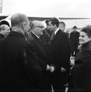 Minister Spaak arriveerde zaterdag op Schiphol in verband met jichtaanval naar h, Bestanddeelnr 916-0290