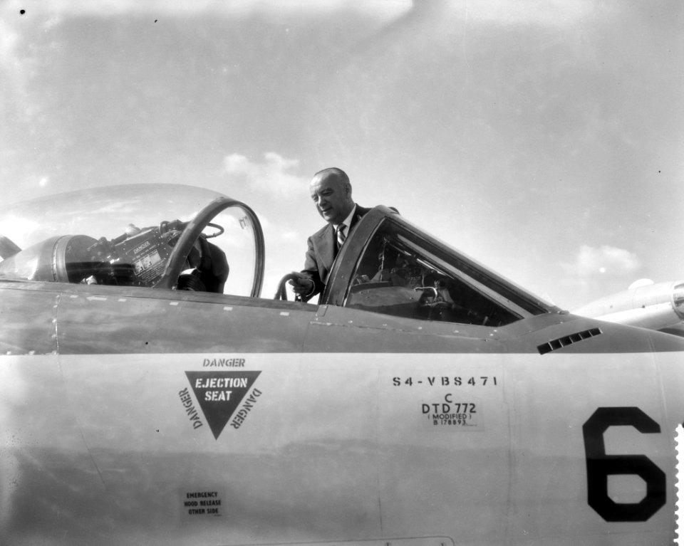 Minister van Defensie, S. J. van der Bergh bezoekt de Koninklijke Marine . De m…, Bestanddeelnr 910-4341