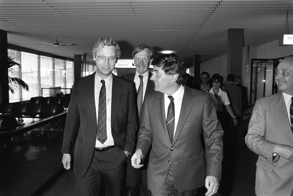 Minister Van den Broek (l) en premier Lubbers, Bestanddeelnr 932-6089