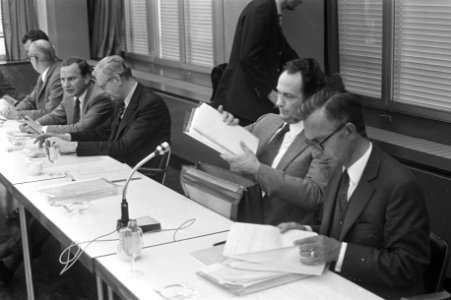 Minister van Financiën Roelof Nelissen (r) en minister van Sociale Zaken Jaap Bo, Bestanddeelnr 925-7172