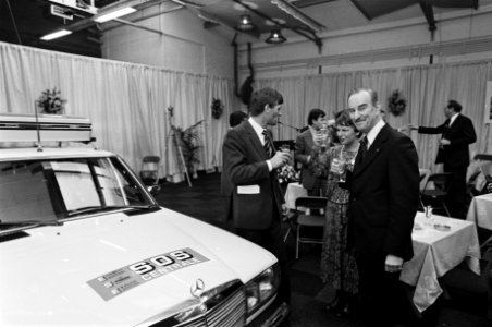 Minister Van der Klaauw heft het glas, Bestanddeelnr 930-5694