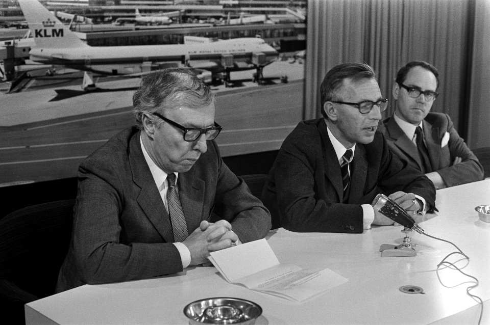 Minister van Financiën en viceminister-president Roelof Nelissen (m) en Jelle Zi, Bestanddeelnr 925-6960