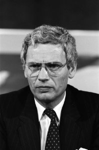 Minister Van den Broek terug uit Zuid Afrika op Schiphol met echtgenote, kop, Bestanddeelnr 933-4120