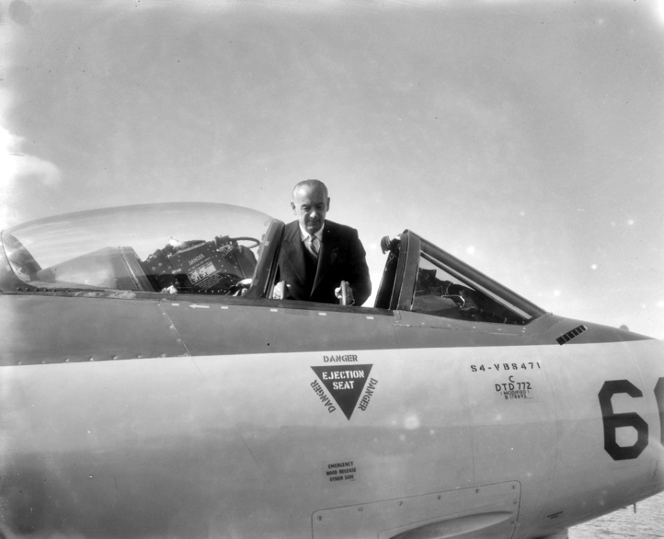 Minister van Defensie, S. J. van den Bergh bezoekt de Koninklijke Marine . De m…, Bestanddeelnr 910-4340