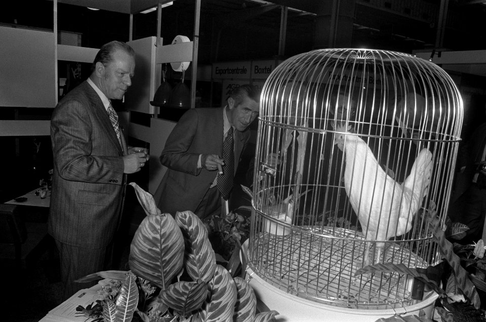 Minister T. Brouwer opent vakbeurs voor veredelingslandbouw Ornithophillia-Varuv, Bestanddeelnr 926-7243