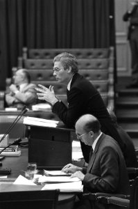 Minister van den Broek antwoordt kamer op vragen over plaatsingsverdrag met de V, Bestanddeelnr 933-5804
