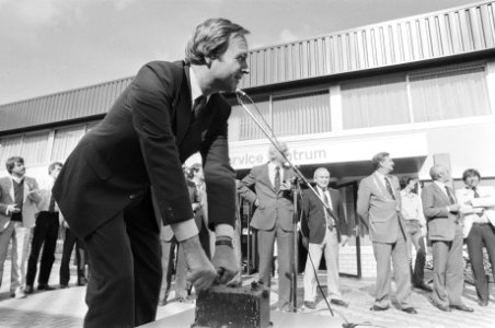 Minister Terlouw (D66) opent officiëel Burroughs Service Centrum in Rijsenhout, Bestanddeelnr 932-3061