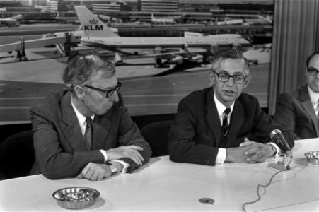 Minister van Financiën en viceminister-president Roelof Nelissen (r) en Jelle Zi, Bestanddeelnr 925-6959