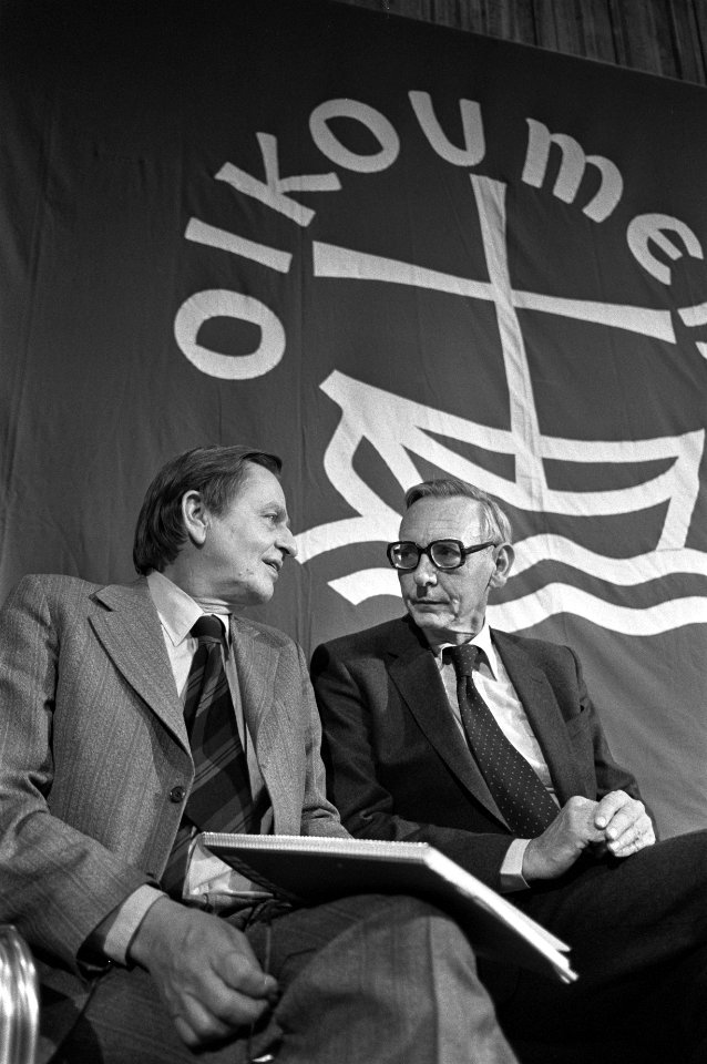 Minister Van der Stoel (rechts, Buitenlandse Zaken) en Olof Palme, Bestanddeelnr 931-8214