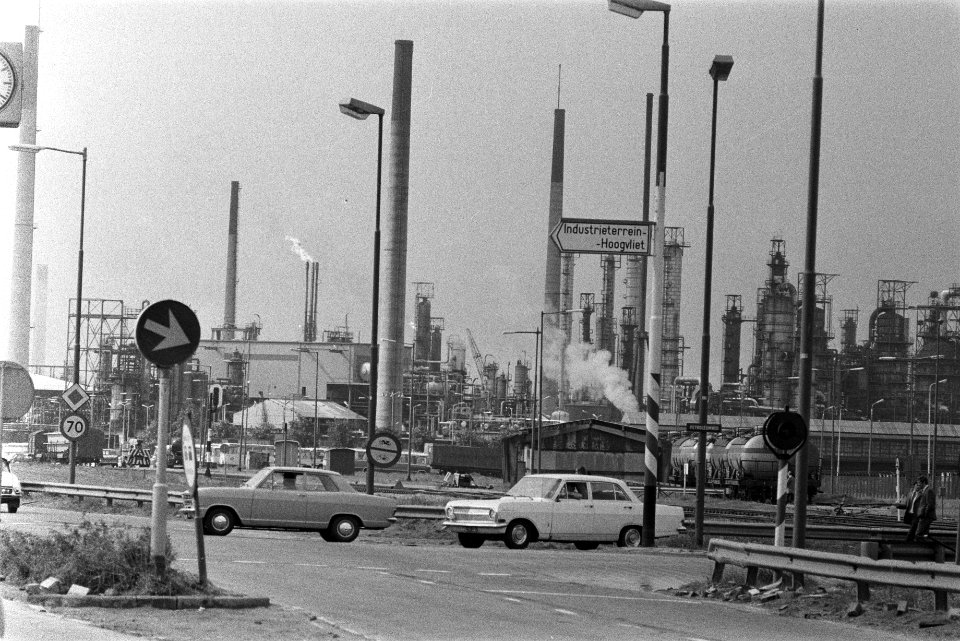 Minister Stuyt bezoekt Centrale Meld en Regelkamer in Schiedam, fabriekspijpen i, Bestanddeelnr 924-9717