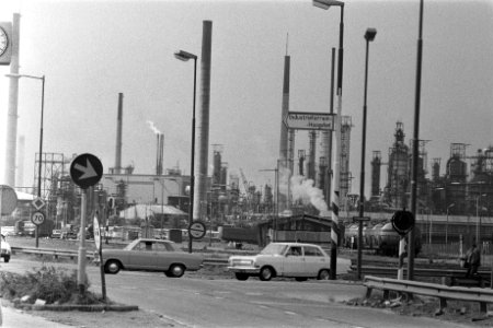 Minister Stuyt bezoekt Centrale Meld en Regelkamer in Schiedam, fabriekspijpen i, Bestanddeelnr 924-9717