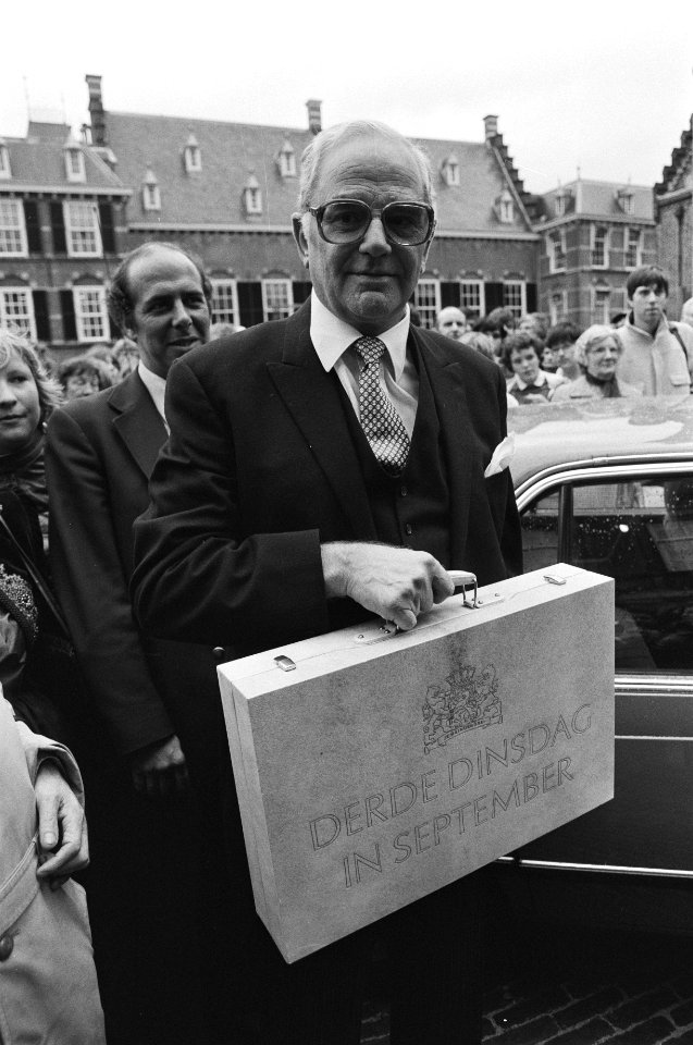 Minister Van der Stee met het miljardenkoffertje op het Binnenhof, Bestanddeelnr 932-3361