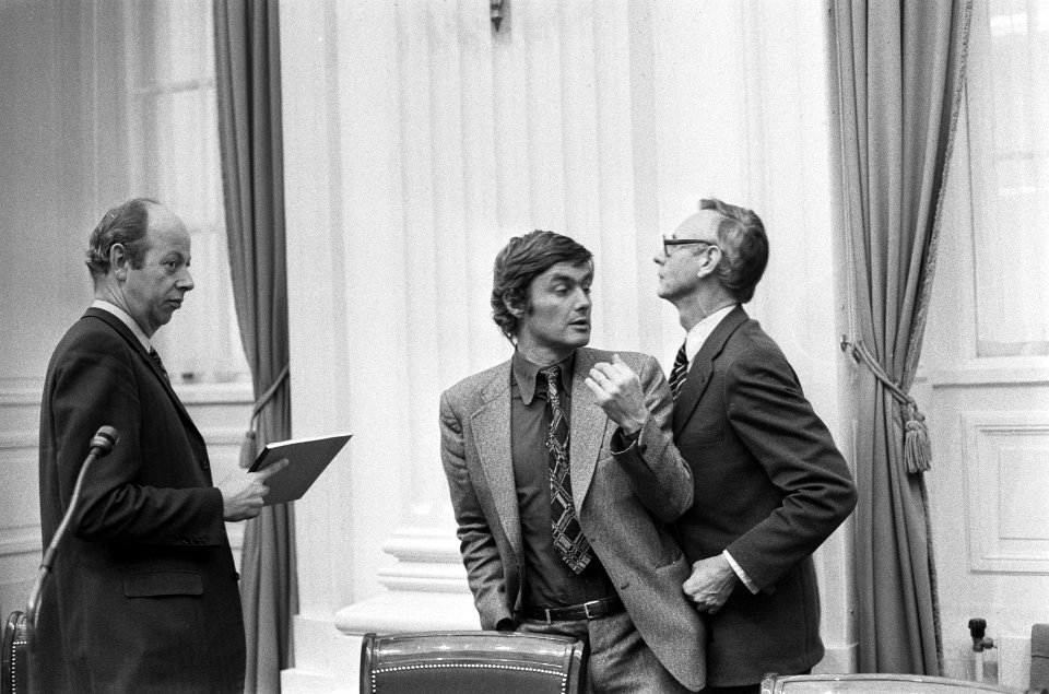 Minister Van der Stoel (rechts) en P. Dankert (PvdA), Bestanddeelnr 926-8689