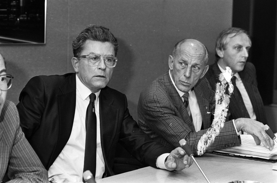 Minister van Dijk (l) en dir.gen. mr. H. Statema op persconferentie in Den Haag , Bestanddeelnr 933-7471