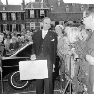 Minister van Financiën Witteveen komt aan bij de Tweede Kamer te Den Haag met he, Bestanddeelnr 921-6882