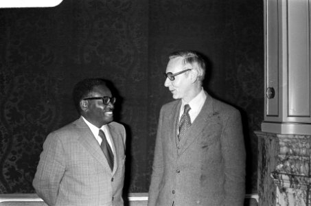Minister Van der Stoel ontvangt A Neto (MPLA) op ministerie van BZ in Den Haag , Bestanddeelnr 927-8487