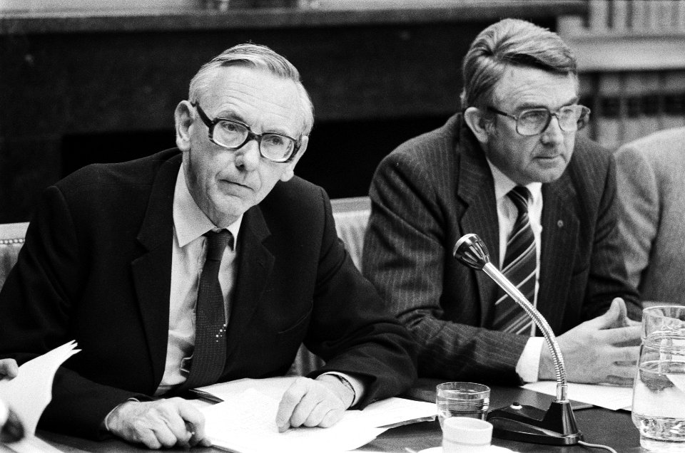 Minister Van der Stoel biedt het rapport over de moord op de vier Nederlandse jo, Bestanddeelnr 932-1036