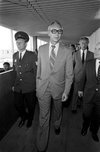 Minister Van der Stoel terug uit Griekenland Van der Stoel na aankomst op Schip, Bestanddeelnr 927-4226