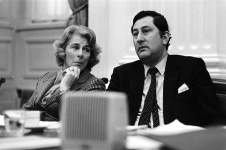 Minister Til Gardeniers en staatssecretaris Wallis de Vries luisteren in de Twee, Bestanddeelnr 931-2891