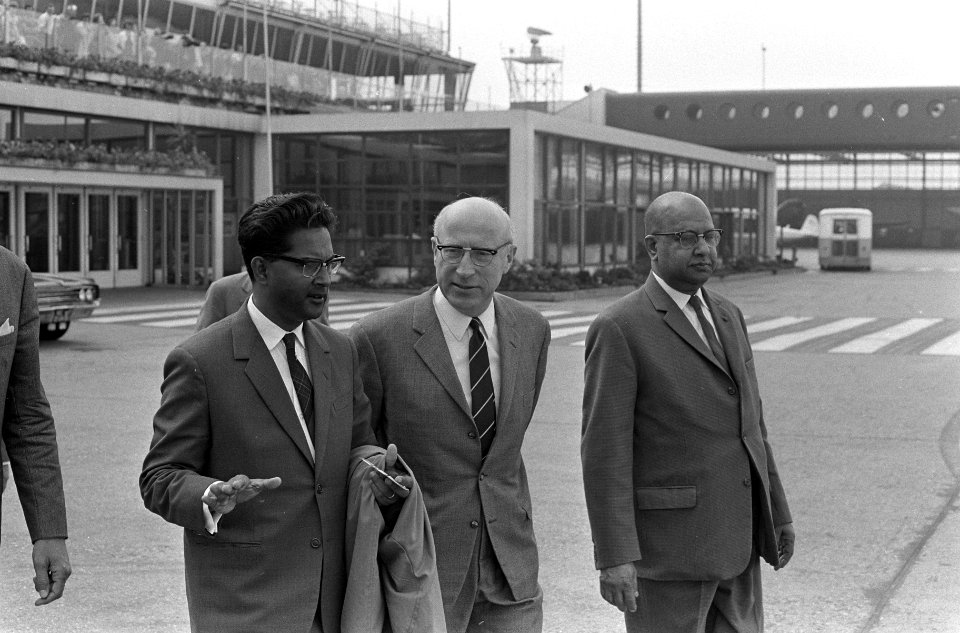 Minister van Justitie en politie van Suriname Adhim van Schiphol vertrokken, rec, Bestanddeelnr 919-2450