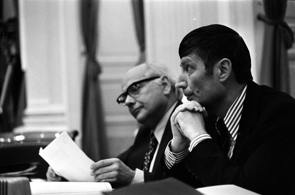 Minister van Justitie Van Agt (rechts) en minister-president Den Uyl, Bestanddeelnr 927-9681