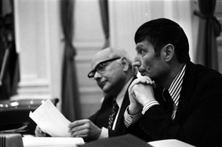 Minister van Justitie Van Agt (rechts) en minister-president Den Uyl, Bestanddeelnr 927-9681