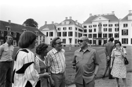 Minister van Doorn en kamerleden bekijken Paleis t Loo i.v.m. verbouwing tot mus, Bestanddeelnr 928-5699