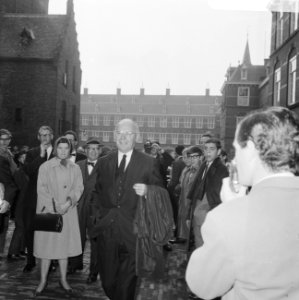 Minister van Financiën Anne Vondeling (PvdA) arriveert voor de laatste zitting v, Bestanddeelnr 919-6817
