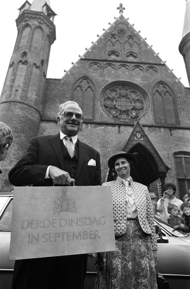 Minister Van der Stee (Financiën) met het koffertje op het Binnenhof rechts v, Bestanddeelnr 931-6843