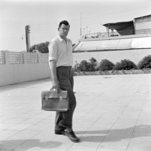 Minister van Immigratie Shapiro op het voorplein van de Knesseth in Tel Aviv, Bestanddeelnr 255-1334