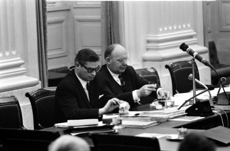 Minister van Financiën Vondeling en zijn staatssecretaris Hoefnagels bij het dri, Bestanddeelnr 918-4870