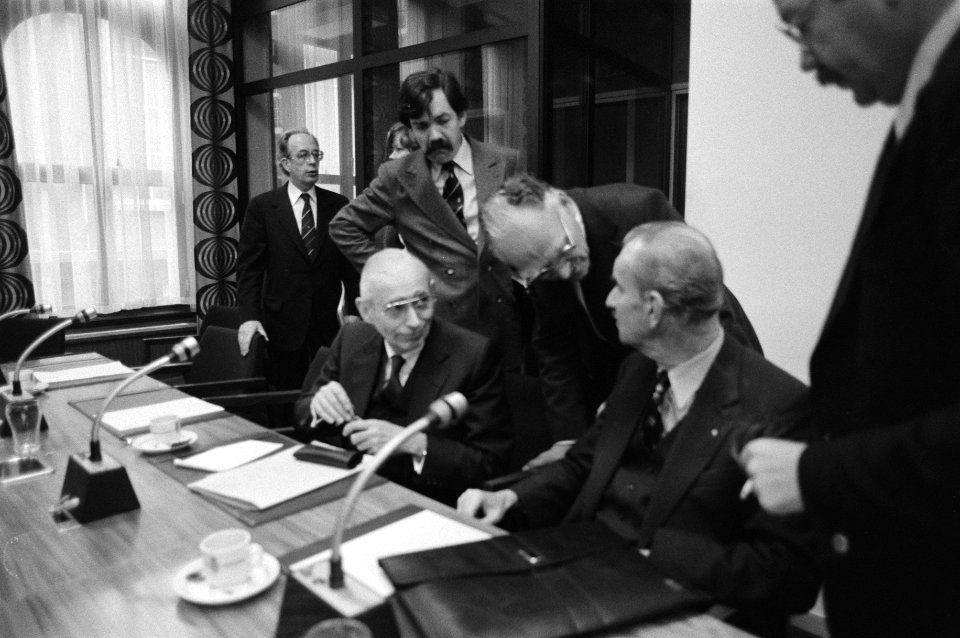 Minister Van der Klaauw aan tafel tijdens een vergadering van de vaste kamercomm, Bestanddeelnr 931-2792