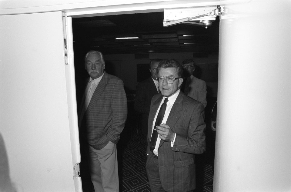 Minister Van Dijk praat met ambtenarenbonden in het Promenadehotel Jaap van der, Bestanddeelnr 934-0782