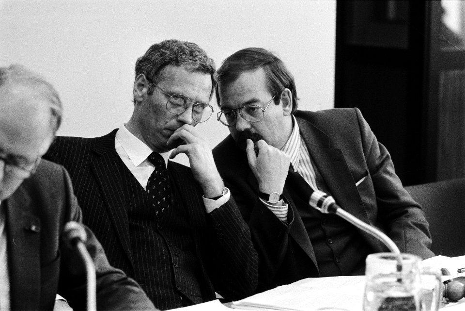 Minister Van den Broek (Buitenlandse Zaken) (l) in gesprek met Relus ter Beek (P, Bestanddeelnr 932-5046