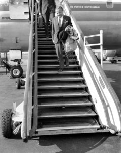Minister van Defensie De Jong na rondreis terug op Schiphol, minister De Jong op, Bestanddeelnr 916-9347